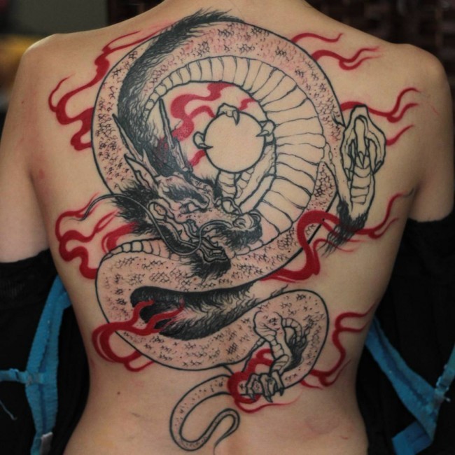 背部亚洲风格黑色龙与红色火焰纹身图案