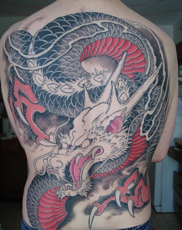 亚洲风格红色和灰色的龙纹身图案