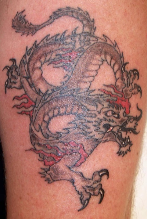 亚洲龙和火焰纹身图案