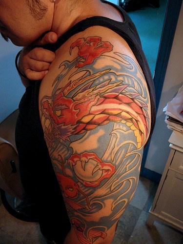 肩部红色的亚洲龙与水晶球纹身图案