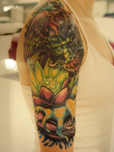手臂彩绘莲花与亚洲龙纹身图案