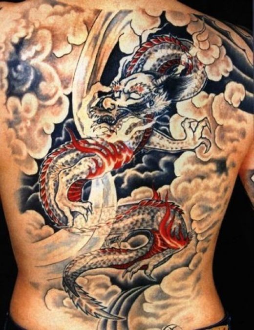 背部中国龙和云朵纹身图案