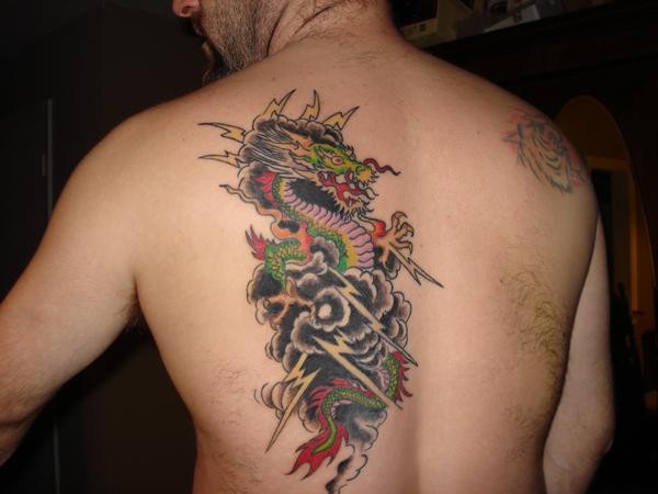 背部日式七彩龙纹身图案