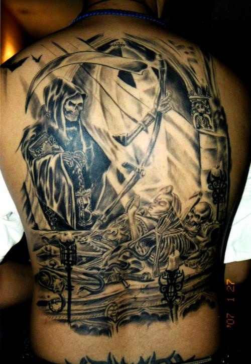 背部死神骷髅蜡烛和人像纹身图案