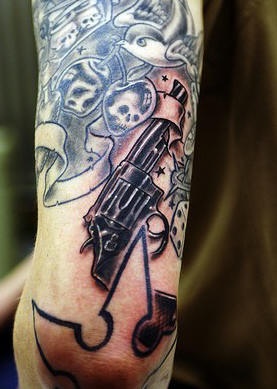 手臂手枪和樱桃骷髅纹身图案