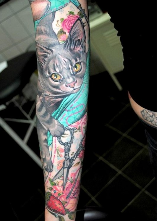 手臂彩色的猫剪刀草莓纹身图案