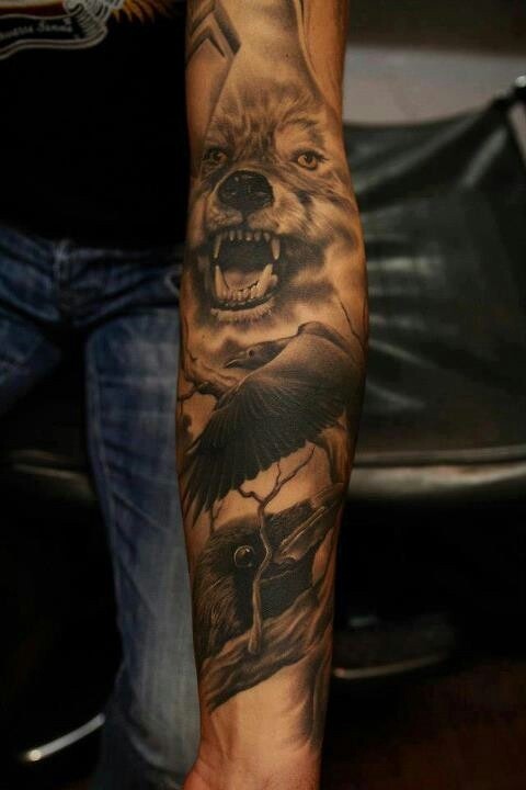 花臂棕色逼真的乌鸦和狼纹身图案