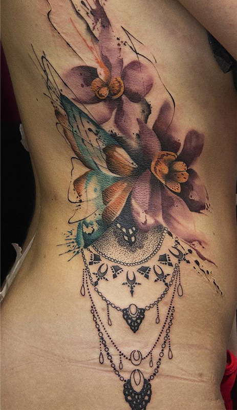 侧腰唯美水彩兰花蝴蝶和点刺挂饰纹身图案