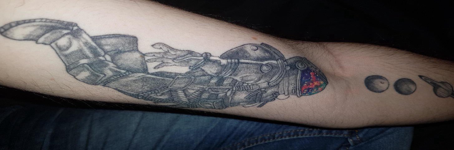手臂上帅气的太空人的星球纹身