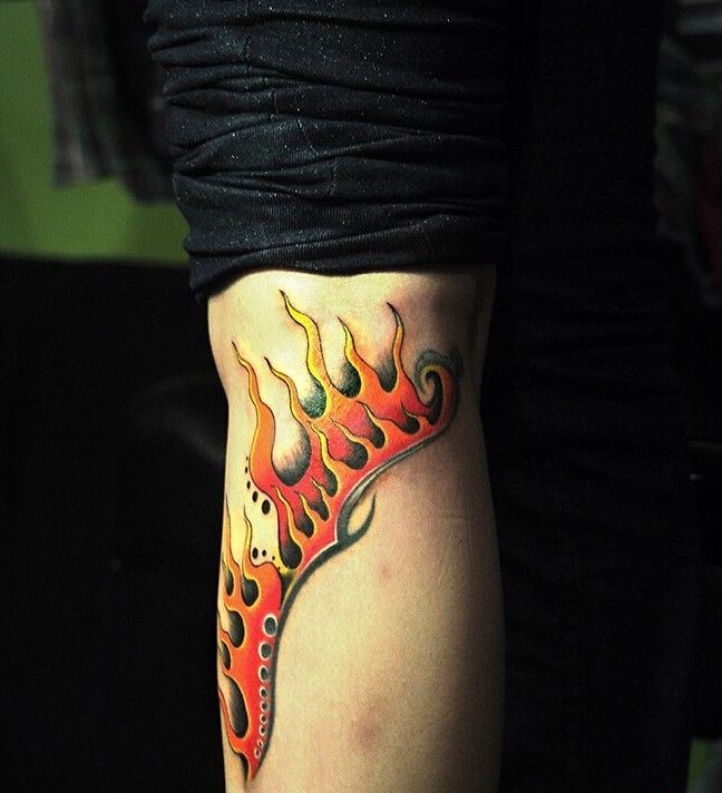 腿部红色火焰纹身图案