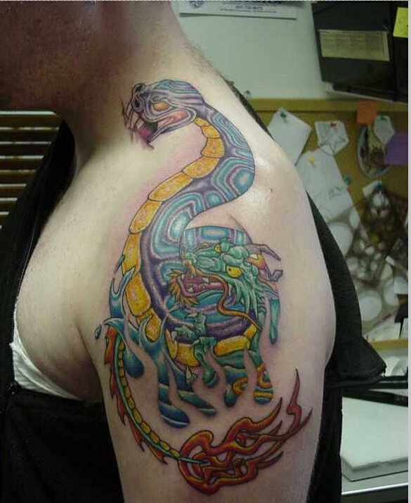 肩部个性的青龙蟒蛇和凤尾纹身图案