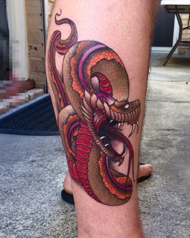 男生腿上彩绘技巧创意蛇纹身图片