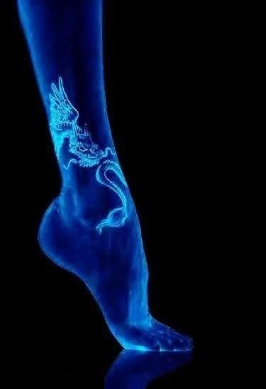 女生脚踝上白色抽象线条动物龙隐形纹身图片