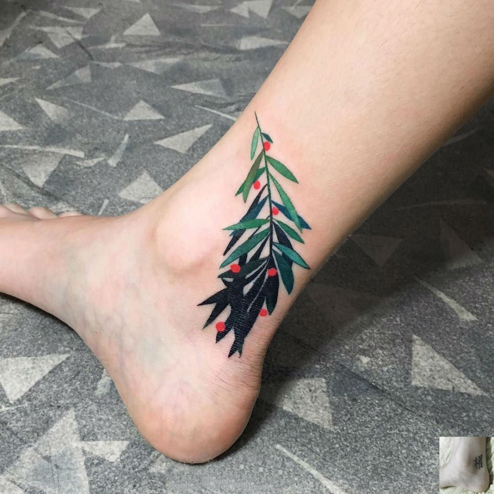 女生腿上彩绘清新植物渐变纹身图片
