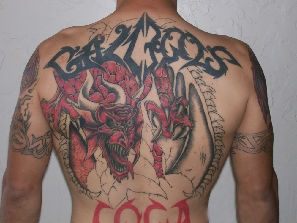 男生背部红黑素描创意龙图腾纹身图片