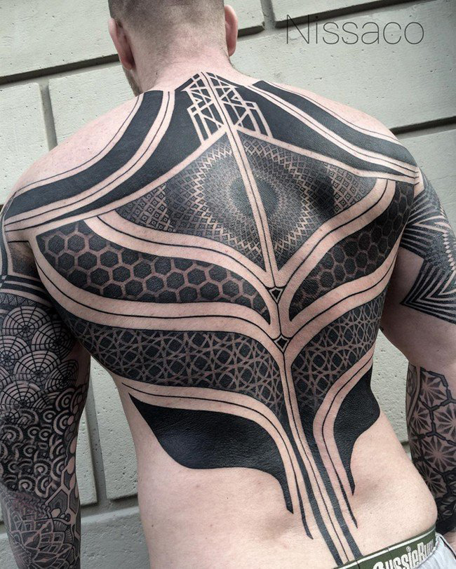 男生背部黑灰素描点刺技巧创意几何图腾满背纹身图片