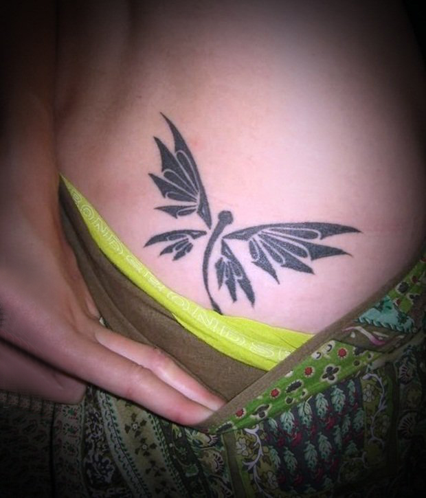 女生侧腰上黑色的蝴蝶纹身图片 侧腰纹身图