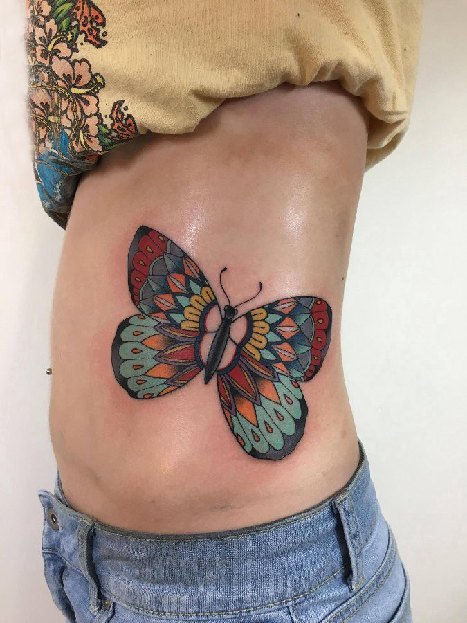 女生侧腰上彩色的蝴蝶纹身图片 百乐动物纹身