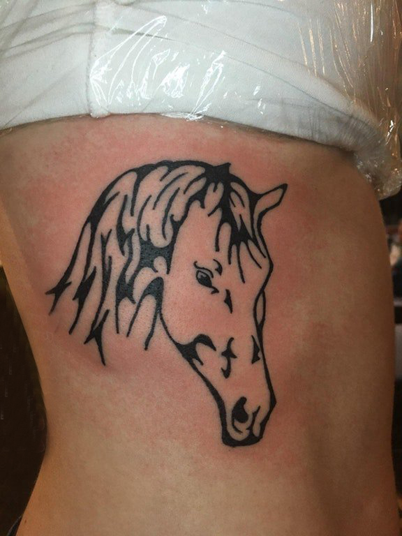 女生侧腰上黑色的马纹身图片简单线条纹身