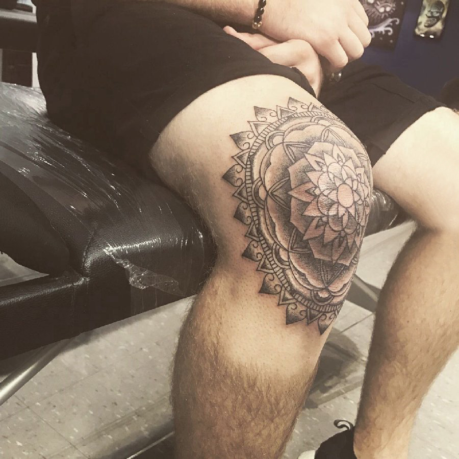 男生膝盖上梵花纹身图片 梵花纹身