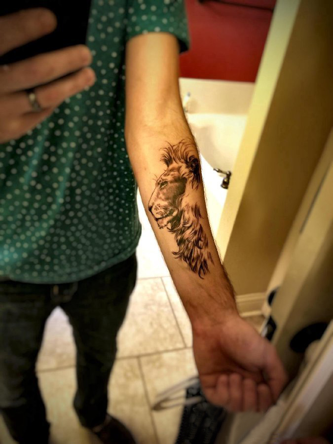 男生手臂上威武的狮子纹身图片 狮子花臂纹身图案