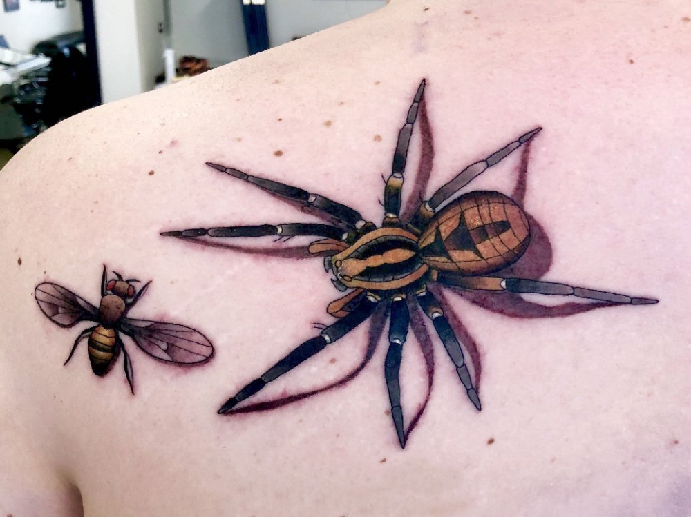 男生肩部蜜蜂和蜘蛛纹身图片 蜘蛛纹身