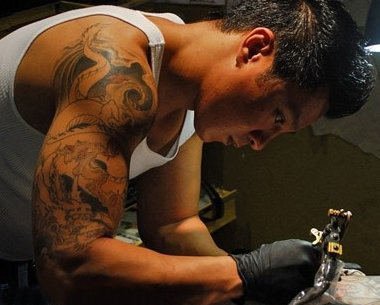 人物手臂上黑灰色的龙纹身图片 纹身师电影