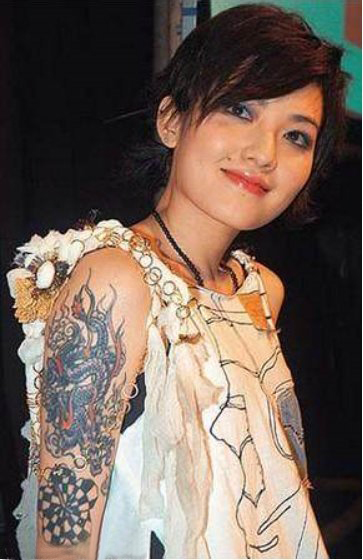 明星的彩绘的龙纹身图片 范晓萱的纹身