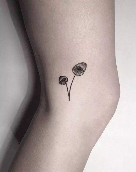 女生腿部性感蘑菇纹身图片