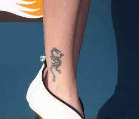 美女明星小s脚踝龙图案纹身