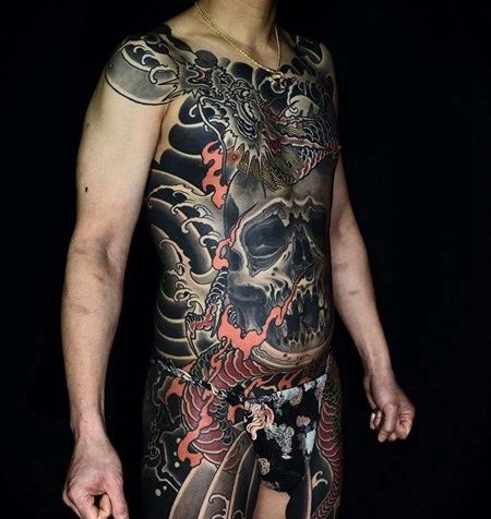 日式前胸腹部龙骷髅纹身图案