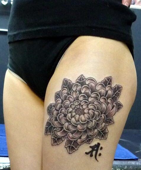 性感美女大腿上菊花和汉字纹身