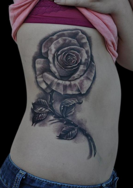 腰上漂亮的3d玫瑰纹身