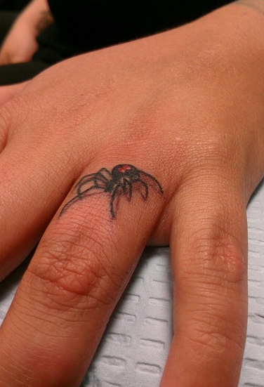 手指上逼真的3D蜘蛛纹身