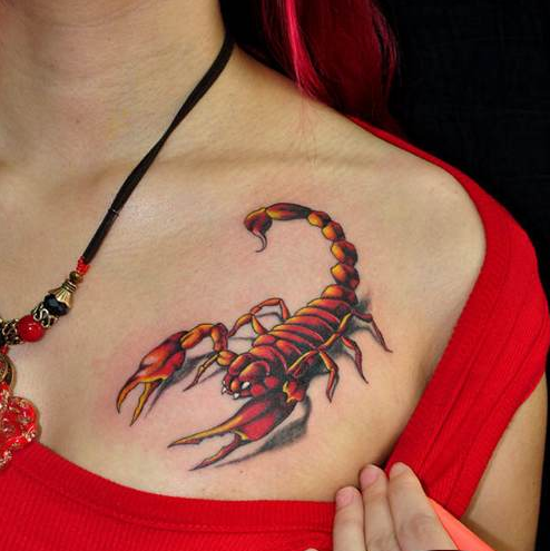 女性胸部3d蝎子纹身