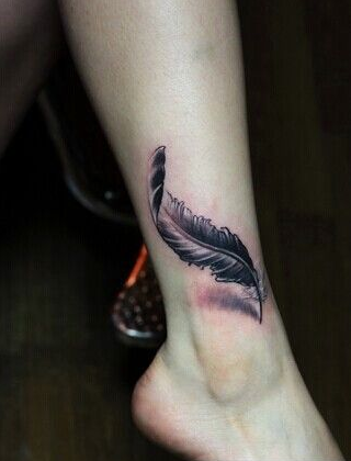 脚踝漂亮的3D羽毛纹身图案大全