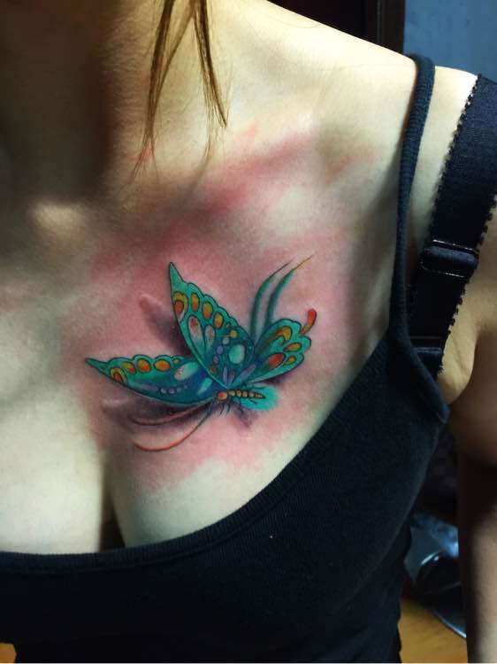女生胸部性感漂亮的3D蝴蝶纹身