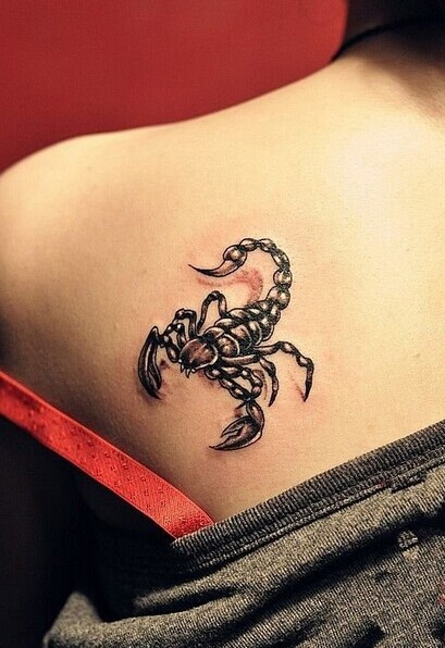 美女背上的3D蝎子纹身
