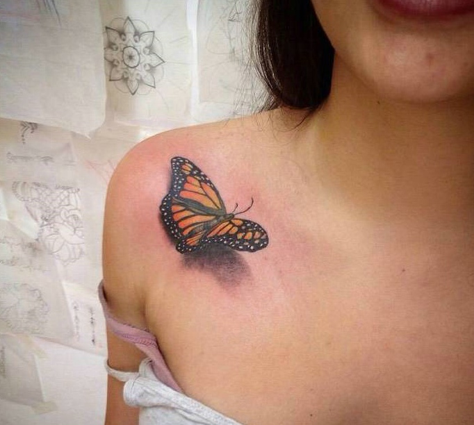 女孩肩膀上有着逼真的3d小蝴蝶纹身