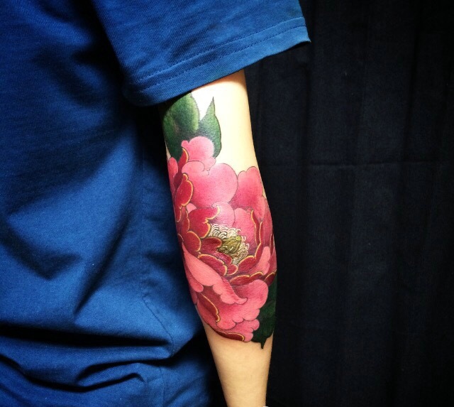 鲜艳的花臂纹身图片相当抢眼