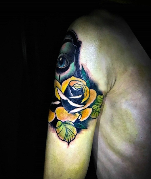 逼真的眼球与花朵结合的大臂3d纹身图案