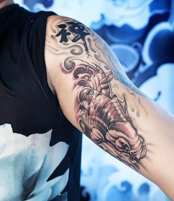 非常起眼的花臂鲤鱼纹身刺青