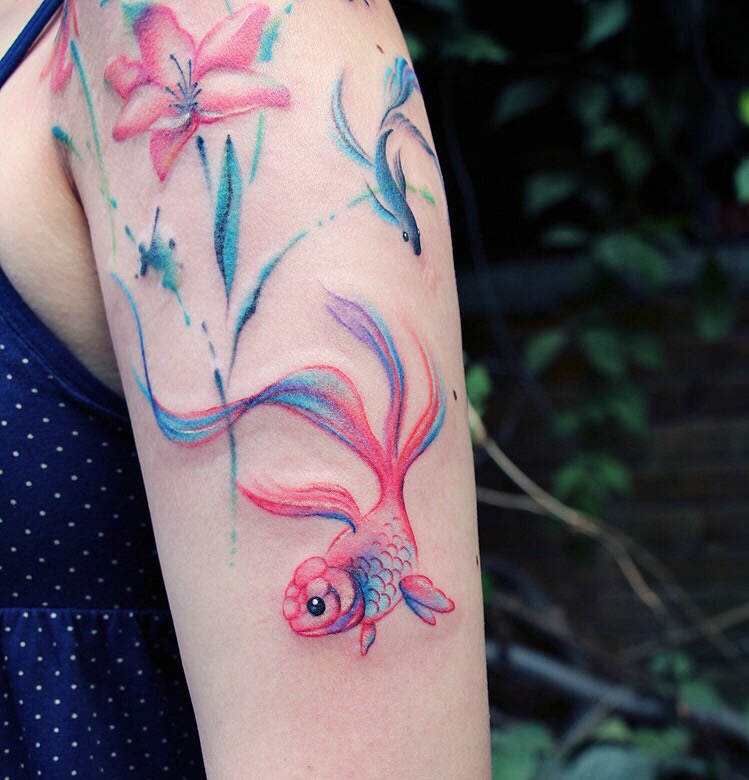 水彩小金鱼与花朵的花臂纹身图片
