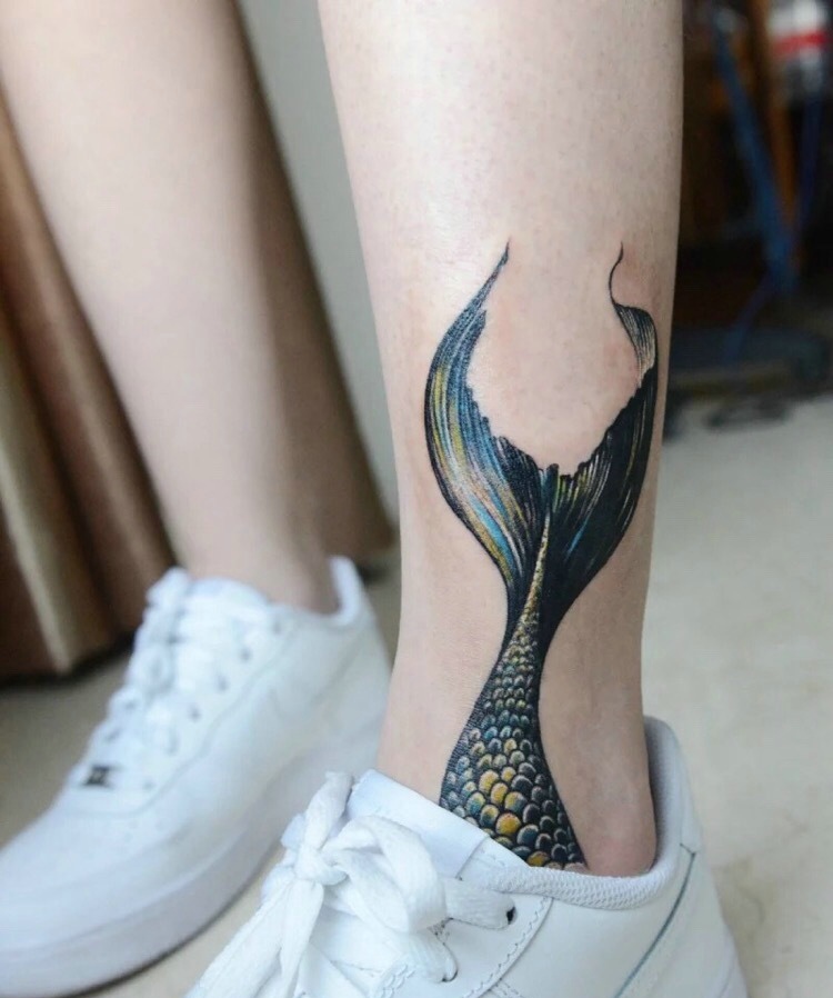 女士小腿纹身鱼图片
