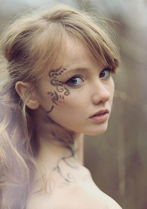 姑娘脸部纹身图片
