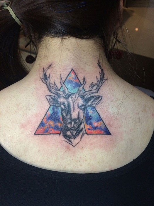 女生颈部彩绘鹿头三角形纹身图案