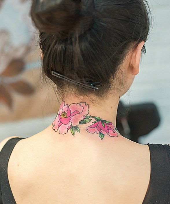女生颈部牡丹花彩绘纹身图案