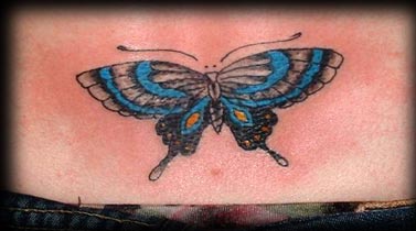 蓝色的蝴蝶纹身图案
