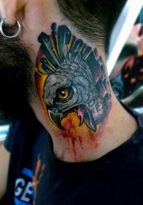 男士颈部school彩色鹰头纹身图案