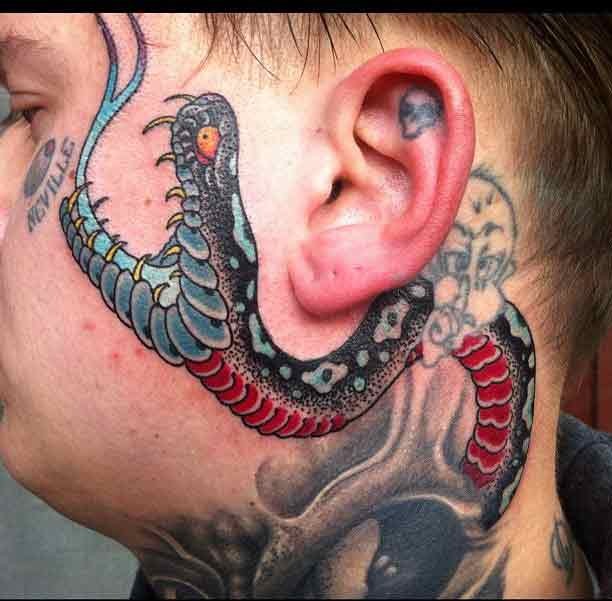 男子脖子和脸部蛇纹身图案